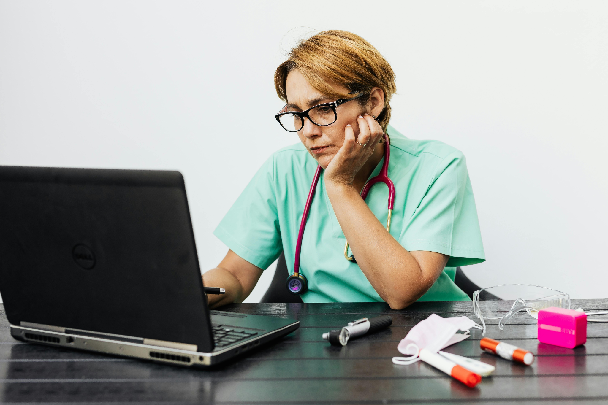 Patient 360 | What Lessons Can Be Learned From EHR Integration Failures in Quality Reporting? woman wearing eyeglasses while using her laptop
